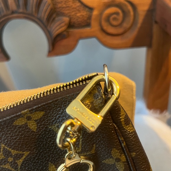 Louis Vuitton Monogrammed Wristlet “Pouchette” - Picture 4 of 9